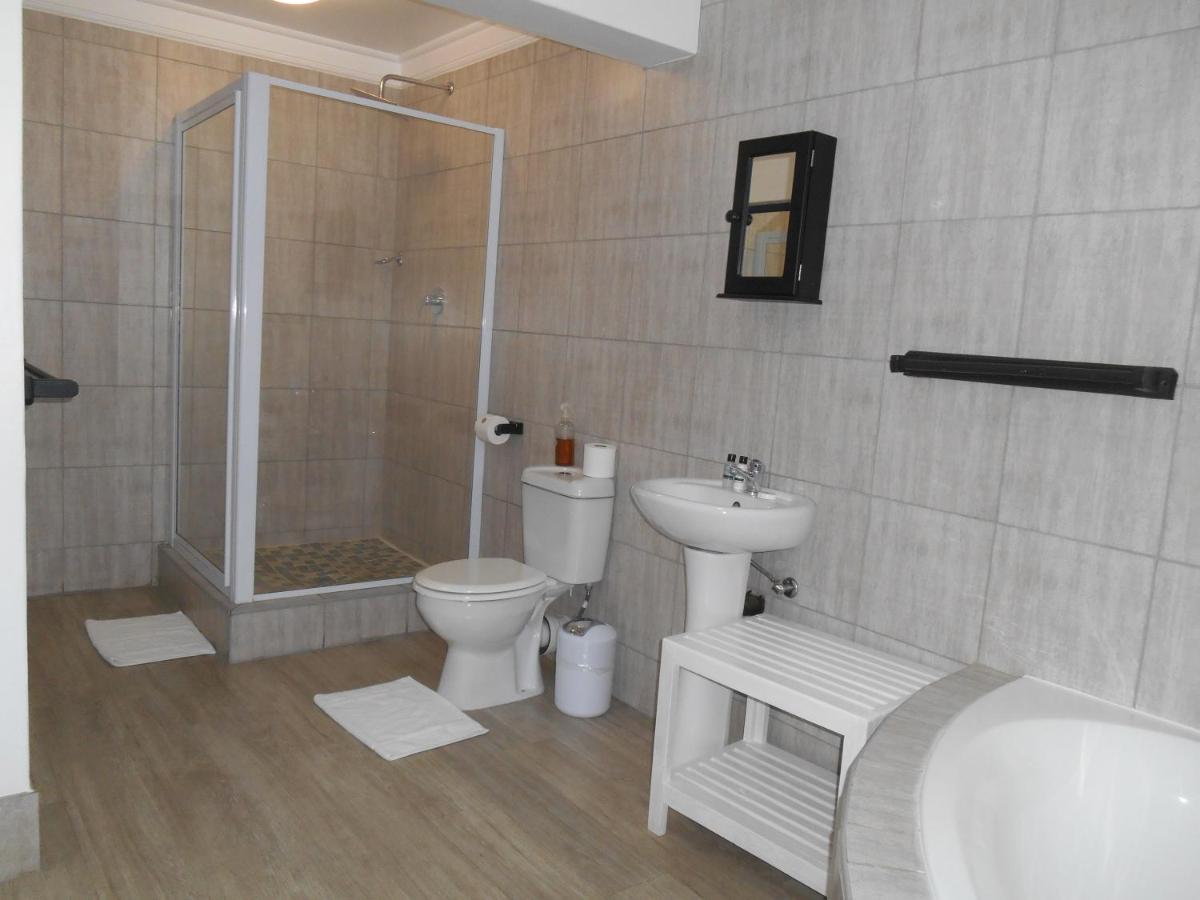 Oakwood Lodge Bloemfontein Exterior foto Bathroom with shower cubicle