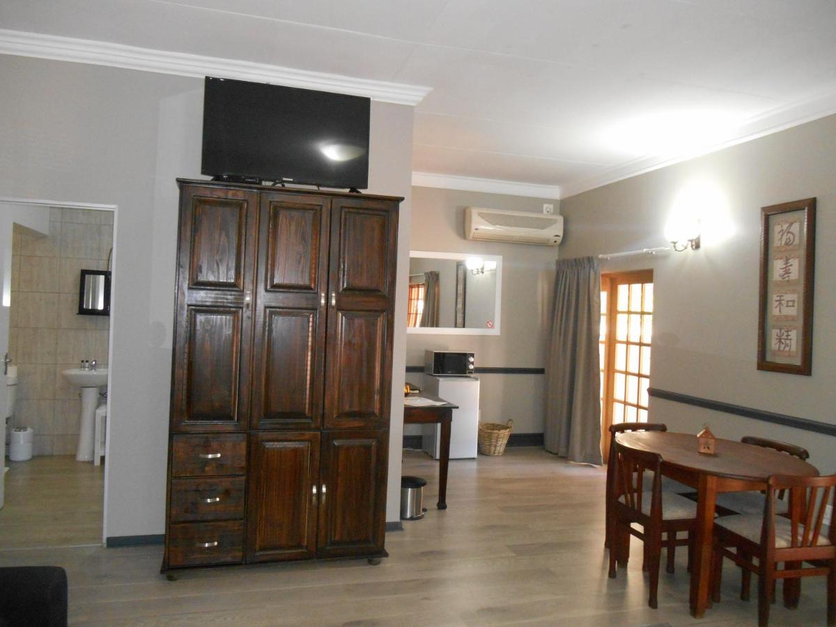 Oakwood Lodge Bloemfontein Exterior foto A typical guest room at the hotel