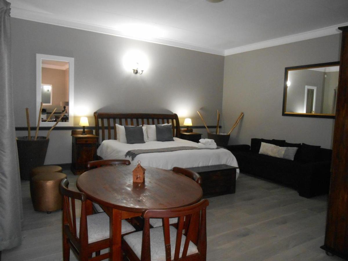Oakwood Lodge Bloemfontein Exterior foto A bedroom in a hotel