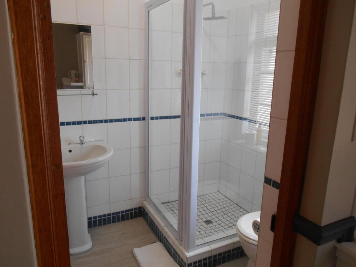 Oakwood Lodge Bloemfontein Exterior foto A shower cubicle