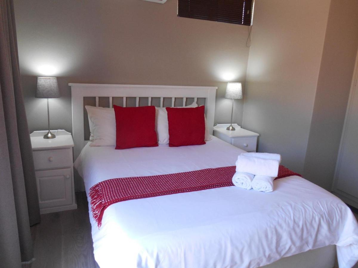 Oakwood Lodge Bloemfontein Exterior foto A bedroom in a guest house