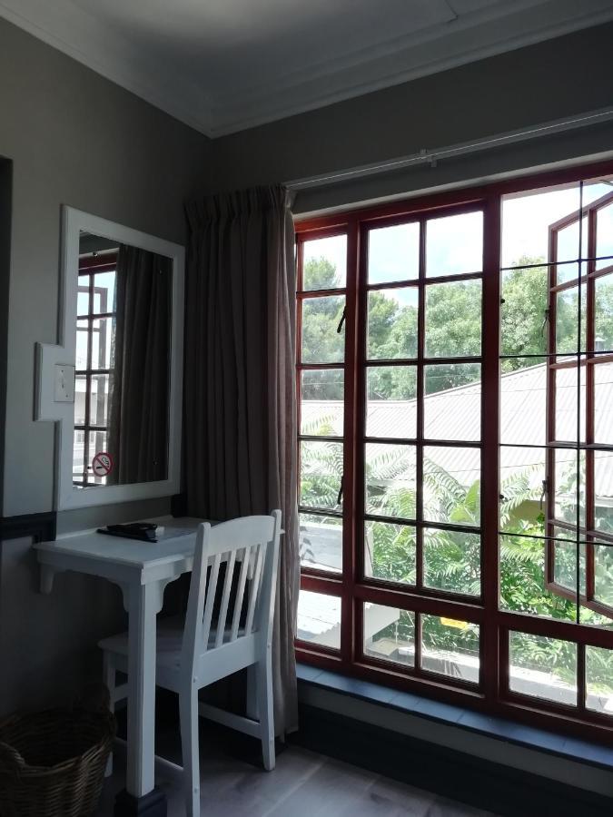 Oakwood Lodge Bloemfontein Exterior foto A window with burglar bars