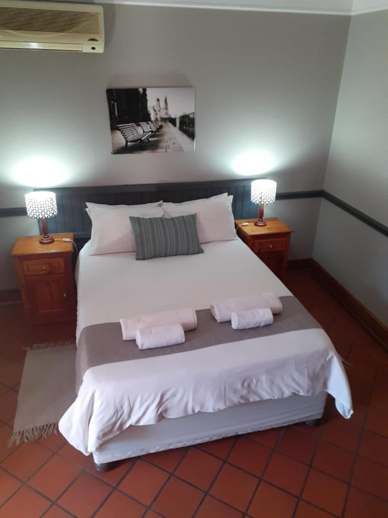 Oakwood Lodge Bloemfontein Exterior foto A bedroom at the hotel