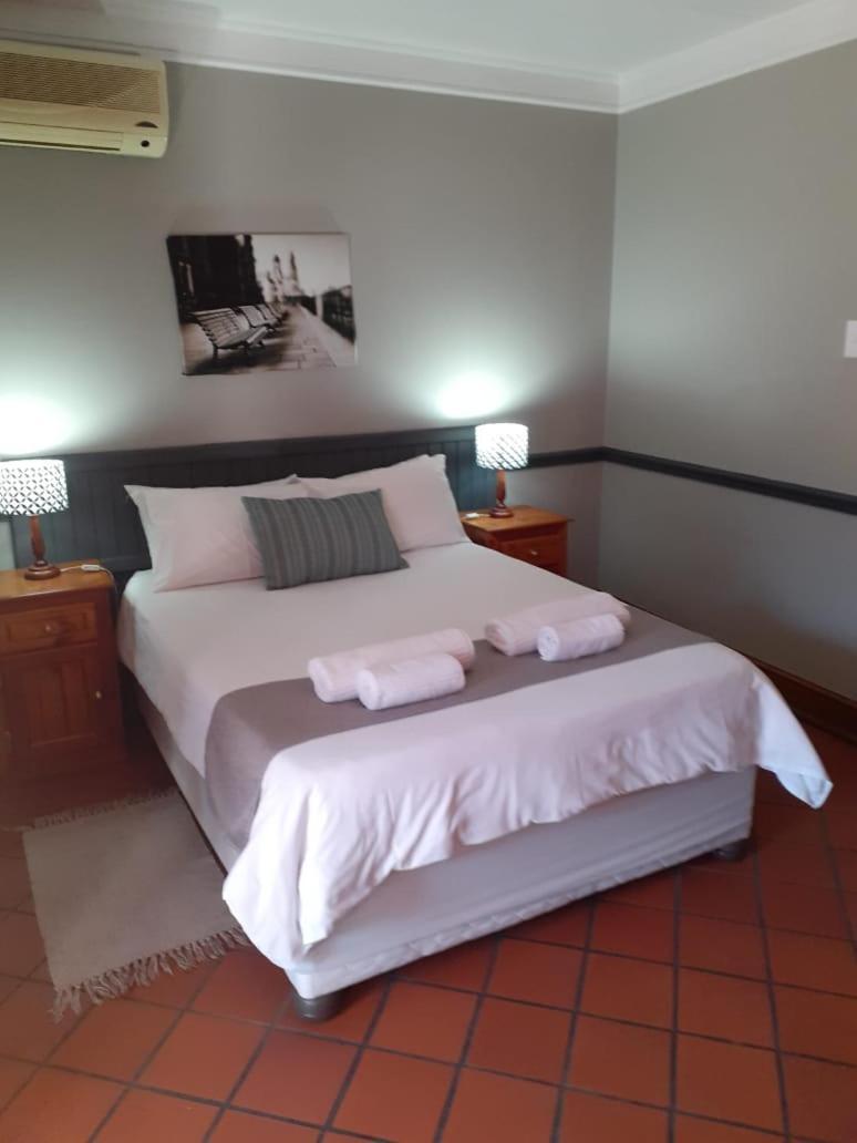 Oakwood Lodge Bloemfontein Exterior foto A bedroom at the hotel