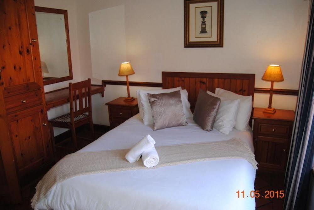 Oakwood Lodge Bloemfontein Exterior foto A bedroom at the hotel