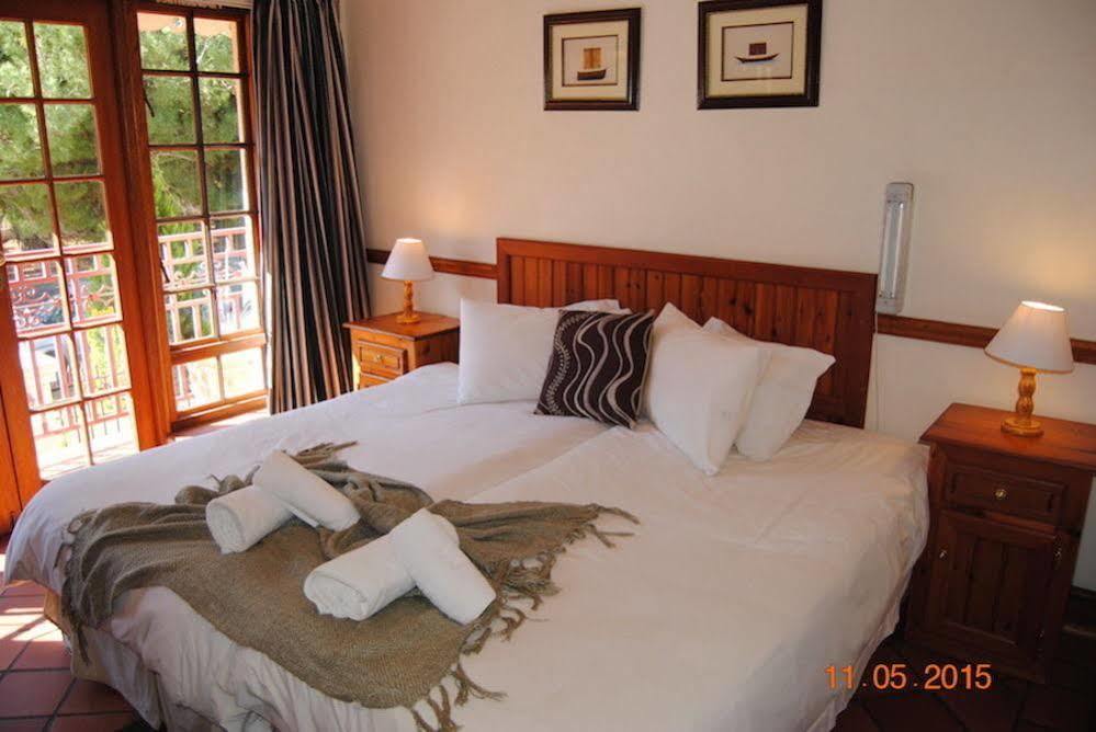 Oakwood Lodge Bloemfontein Exterior foto A bedroom at the hotel