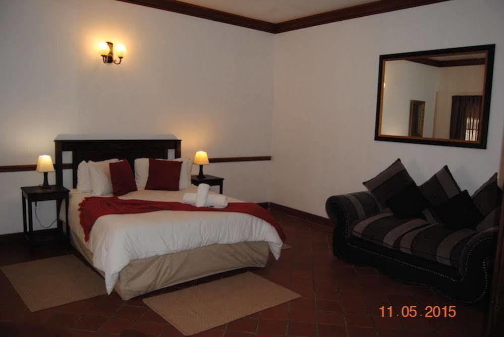 Oakwood Lodge Bloemfontein Exterior foto A bedroom at the hotel