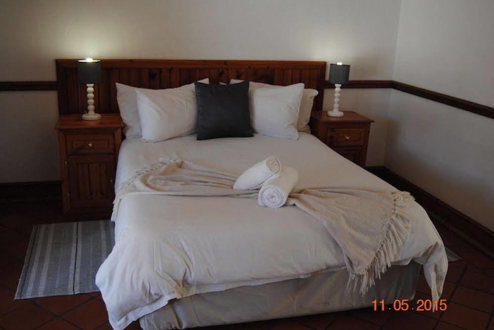 Oakwood Lodge Bloemfontein Exterior foto A bed with a throw