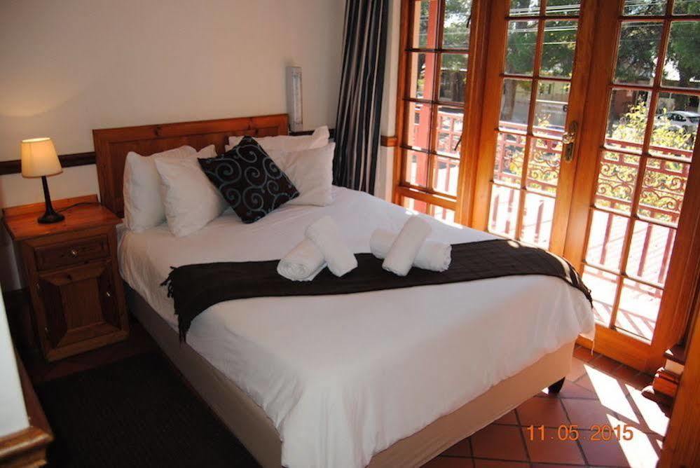 Oakwood Lodge Bloemfontein Exterior foto A guest room at the hotel