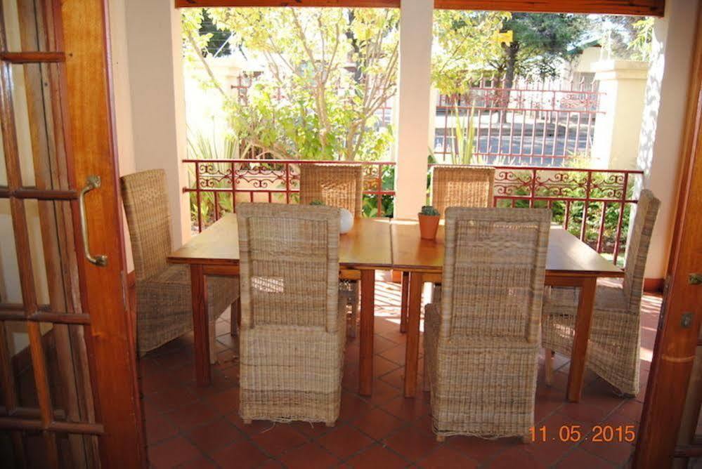Oakwood Lodge Bloemfontein Exterior foto The dining room at the house