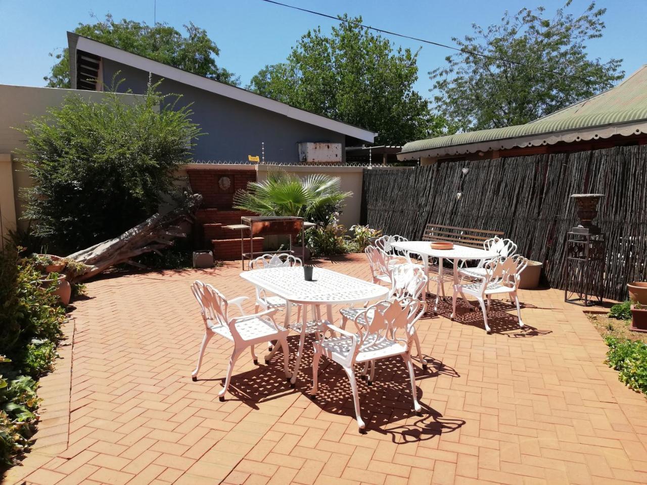 Oakwood Lodge Bloemfontein Exterior foto The courtyard at the restaurant